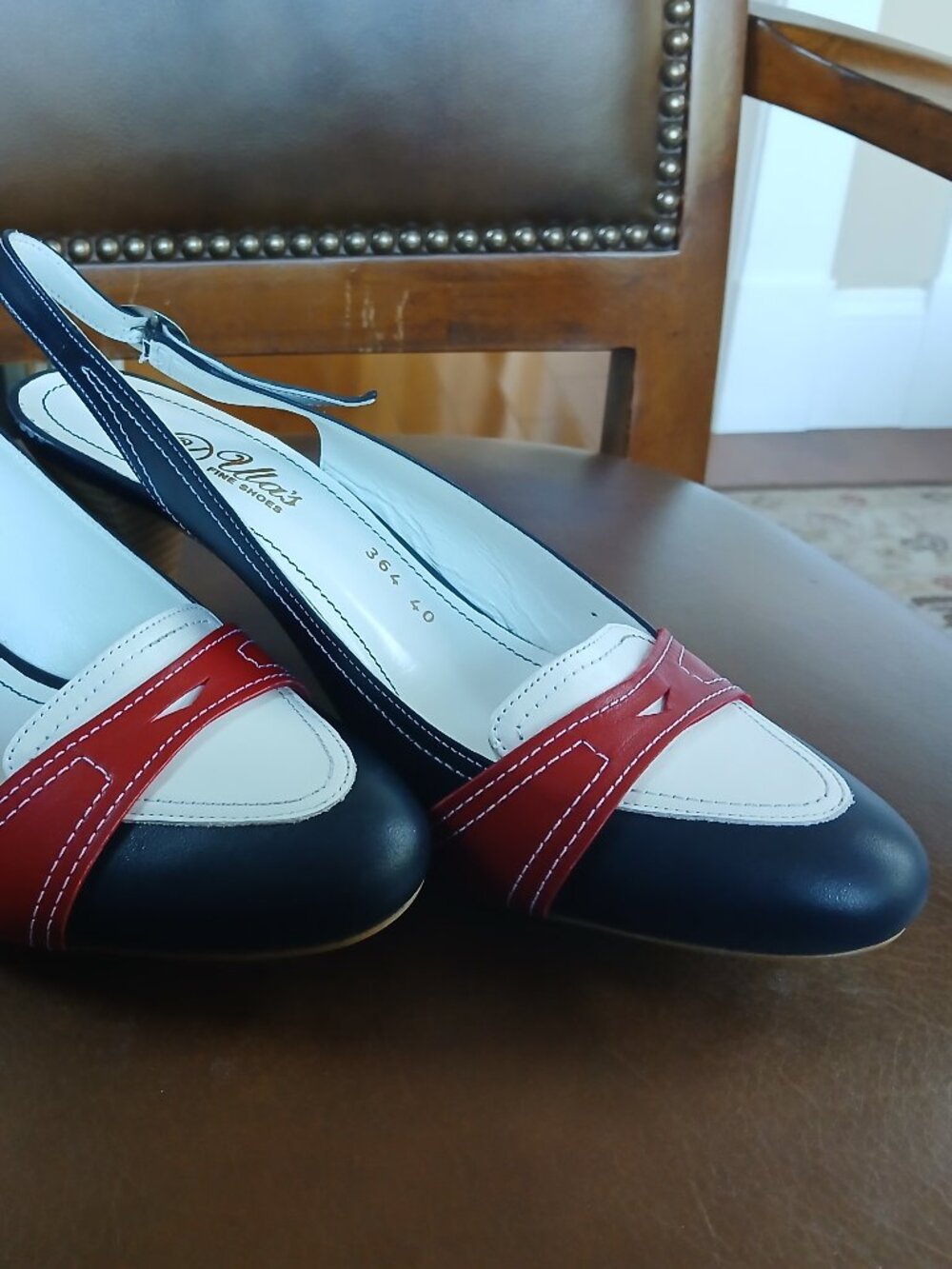 Short leather heels in blue and red